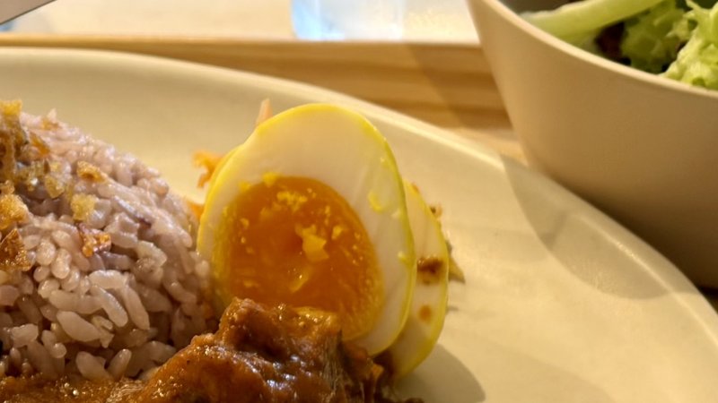 Achim Coffeeのスパイスゆで卵。とろりとした半熟の黄身と、白身の表面についたスパイス
