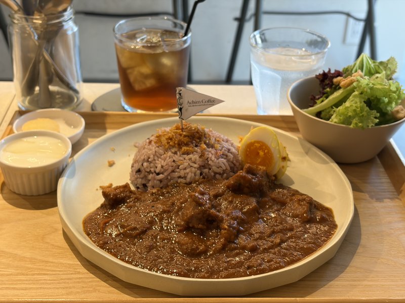 Achim Coffeeのランチに付く有機野菜サラダ。レタスとレッドリーフに無添加ドレッシングのグラムソース