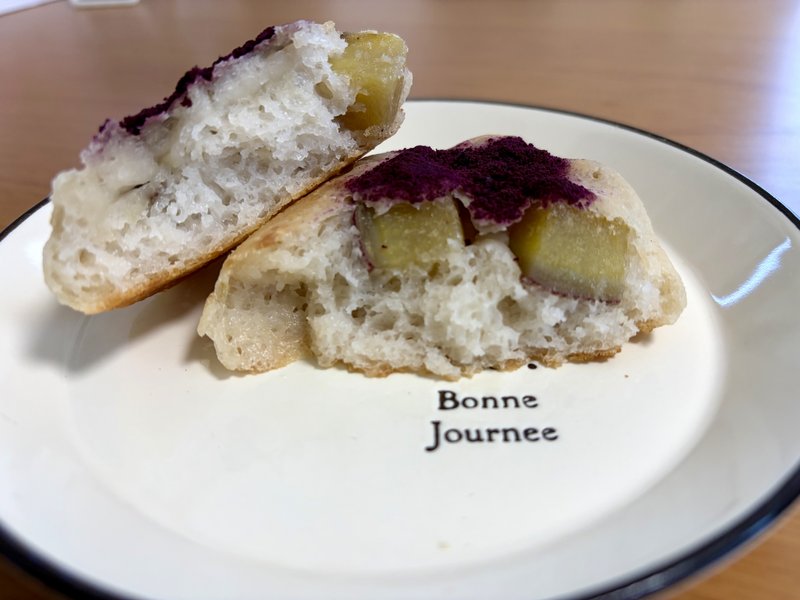 Baker thetaのさつまいものパンを割った断面。さつまいもの塊がごろごろ入り、生地にはきめ細かい気泡が入っている
