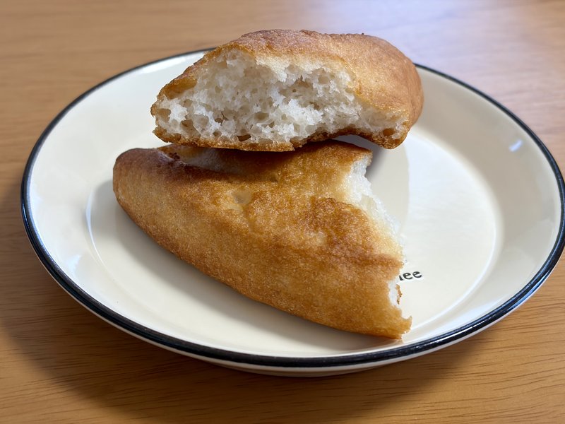 Baker thetaの塩フランスパンを割った断面。白い生地にふっくらと気泡が入っている