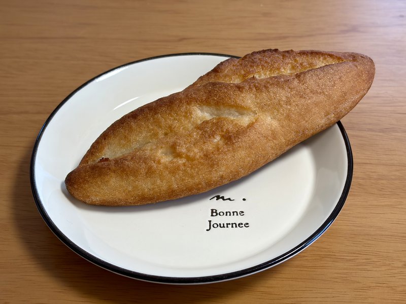 Baker thetaの塩フランスパン。こんがり焼き色のついた細長いパンが白いお皿にのっている