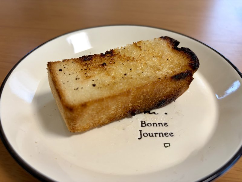 はちみつをかけて焼いたBaker thetaの米粉食パン。表面がカリッとした焼き色になっている