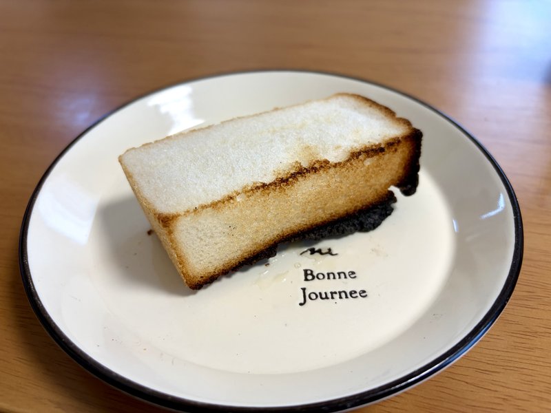 軽く焼いたBaker thetaの米粉食パン。耳に香ばしい焼き色がつき、中はきめ細かい白い生地