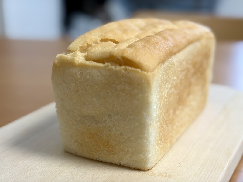 Baker thetaの米粉食パン。1斤まるごとがまな板の上にのっている