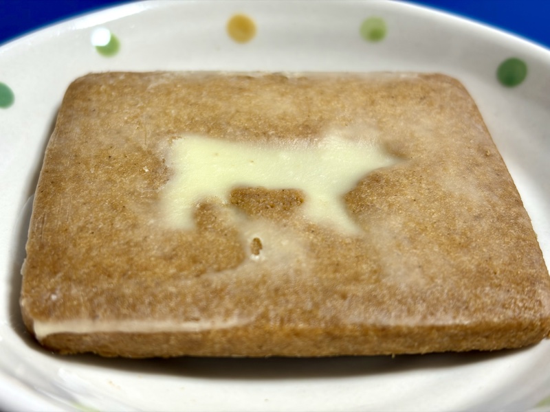 サブレの表面。バターグラッセがエシレのロゴの牛の形になっている