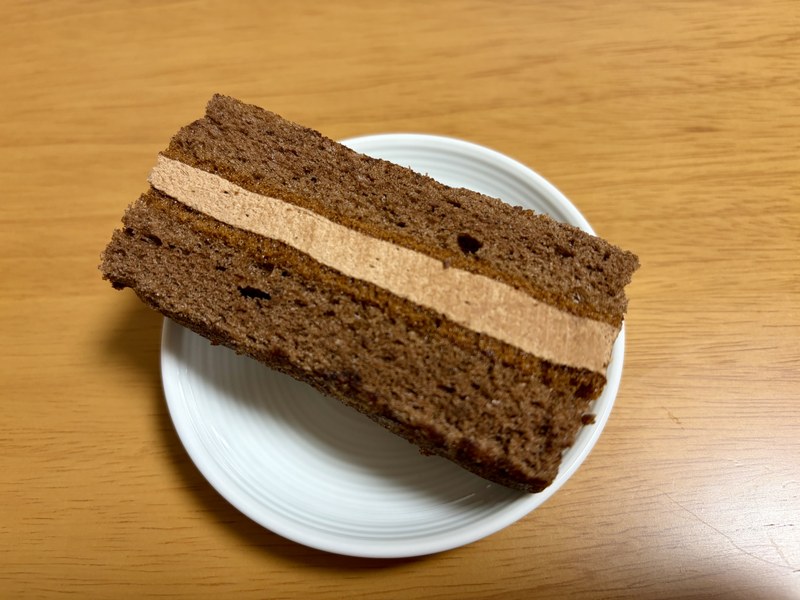 アルハンブラ。ココアスポンジにガナッシュクリームがサンドされている