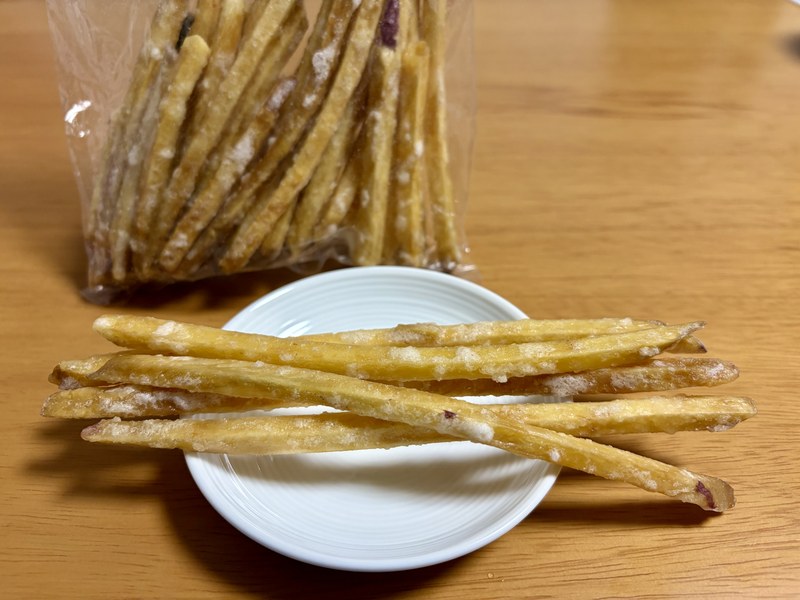 皿に出した西村甘泉堂の芋けんぴ。長いものは15cm近くある
