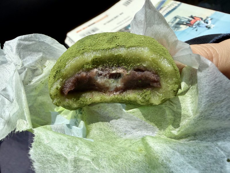 霧の森大福の断面。抹茶の皮、こし餡、生クリームの三層