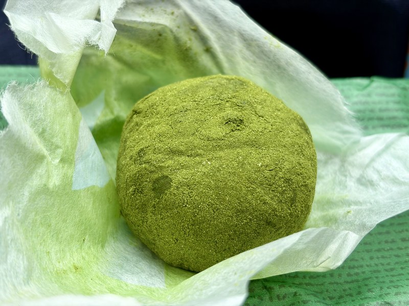 抹茶をまぶした霧の森大福。まるごと一つの状態