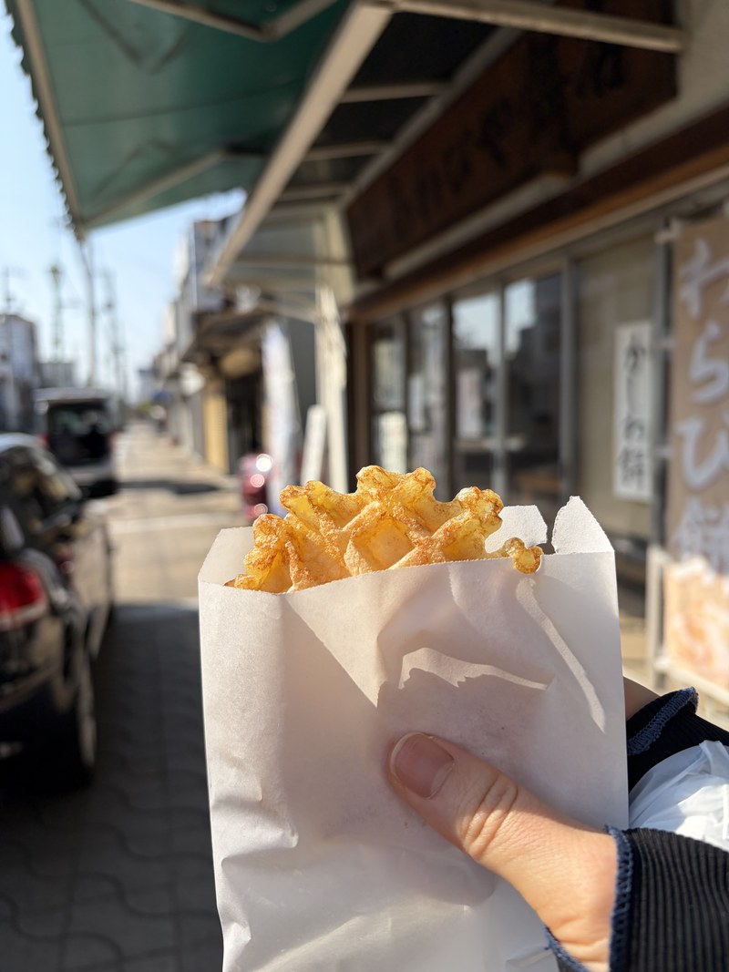 あわびや餅店で焼いてもらったモッフル。ワッフル状の焼き目がついたバター餅