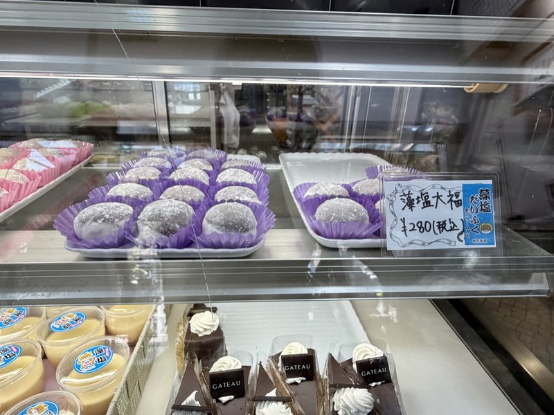 梶原製菓のショーケースの藻塩大福。280円の値札