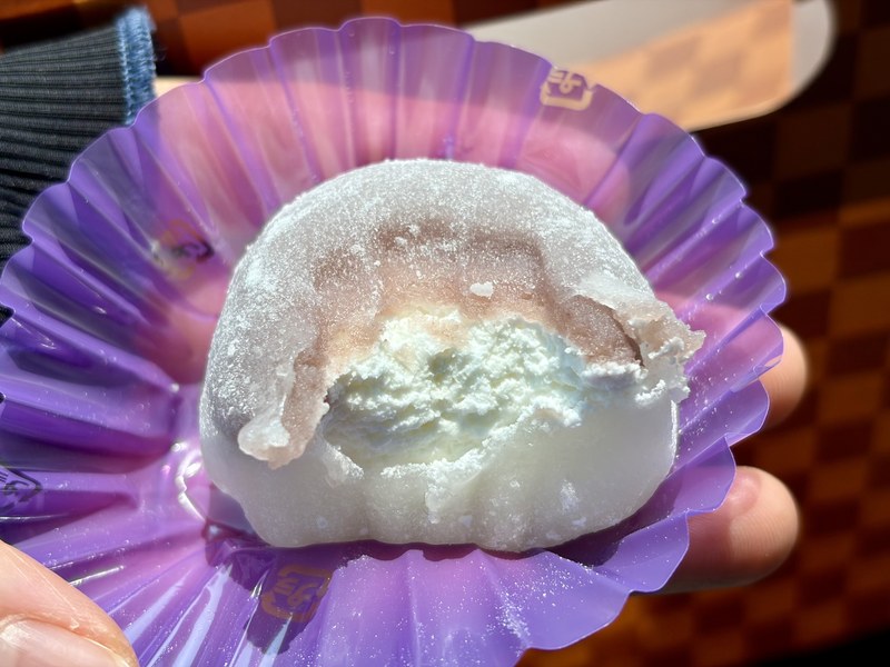 藻塩大福の断面。生クリームがたっぷり入っている