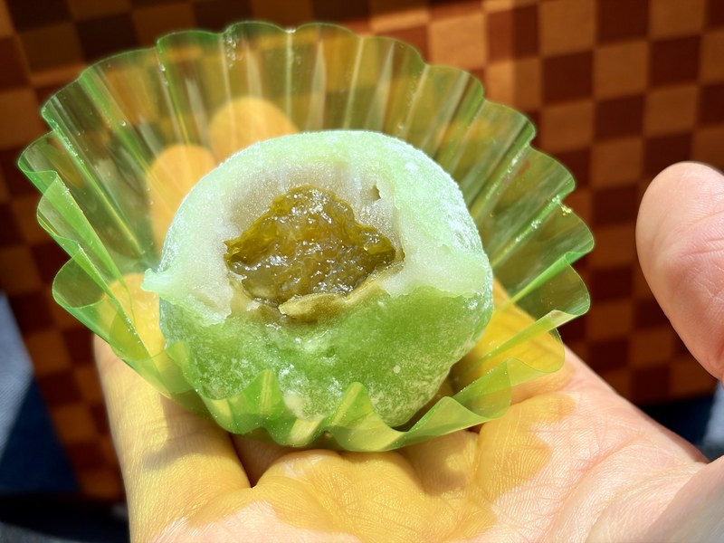 梅大福の断面。白餡の中に大きな梅の甘露煮が入っている