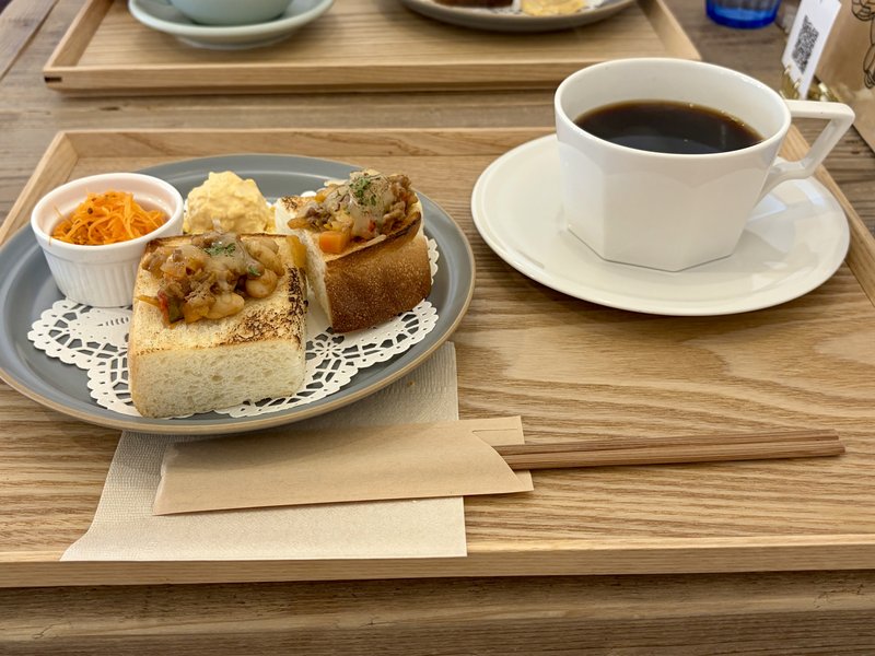木のトレーにのったモーニングプレートと、大きな白いカップに注がれたホットコーヒー