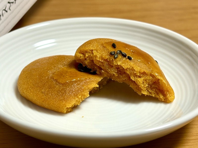 ひがしやま。を割った断面。ねっとりした芋の生地がぎっしり詰まっている