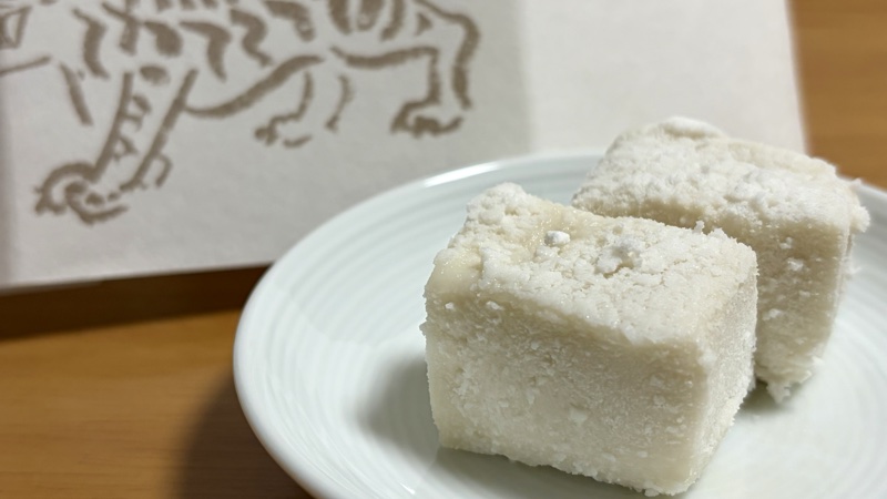小皿に盛った椰子の白わらび餅