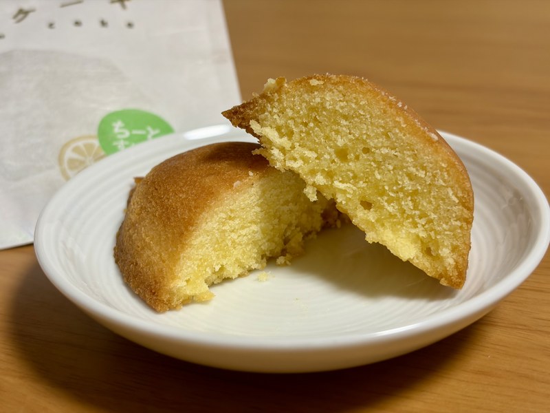 ちーとすいーの断面。しっとりした黄色い生地