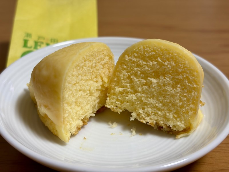 向栄堂のレモンケーキの断面。きめの粗いふんわりした生地