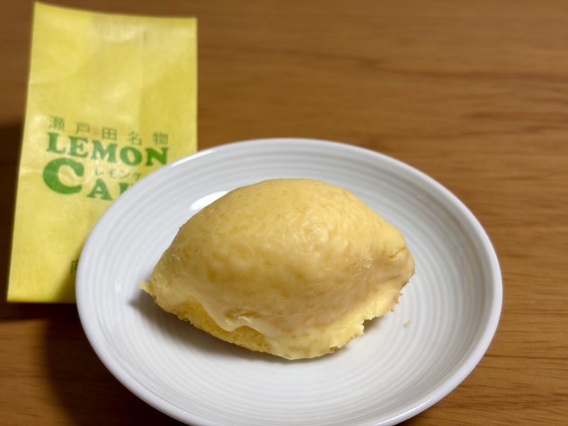 向栄堂のレモンケーキ。ホワイトチョコでコーティングされている