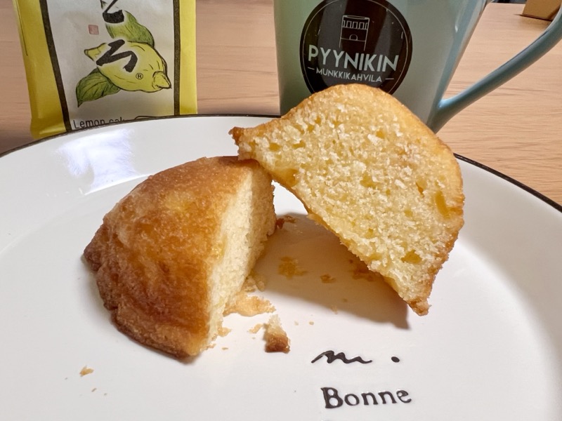 島ごころレモンケーキの断面。しっとりした生地にレモンピールが見える