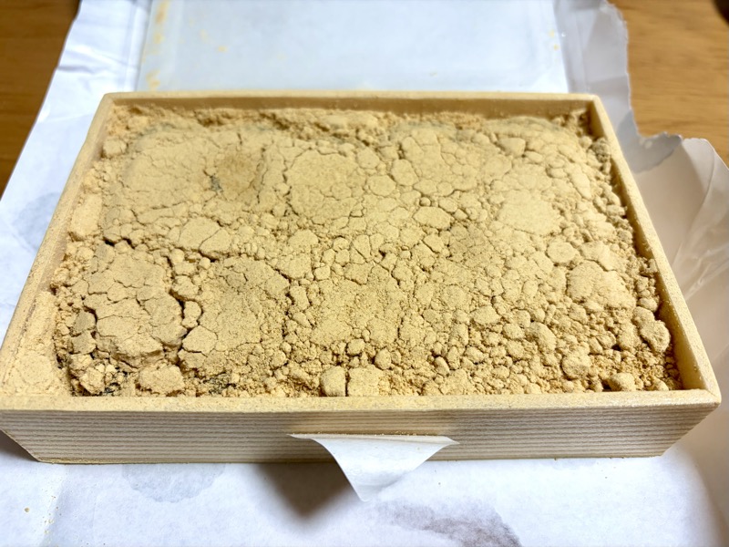 黄金わらびの蓋を開けたところ。木箱一面にきな粉が敷き詰められている