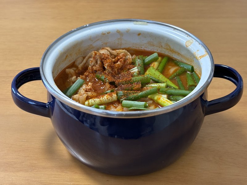 お土産版の夜叉うどんを家で作ったところ。まっ赤なスープに豚肉と青ネギ、唐辛子粉末がたっぷり