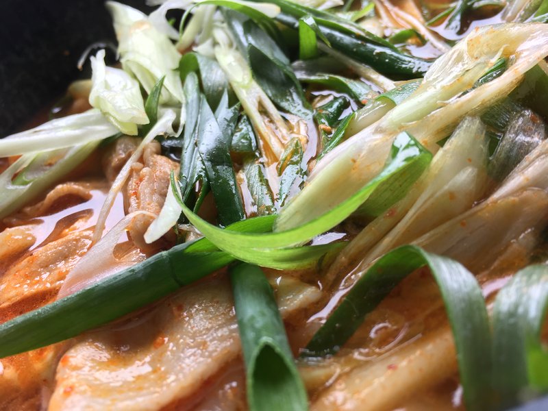 長生きラーメン食堂で食べた夜叉うどん。青ネギがたっぷりのった赤いスープ